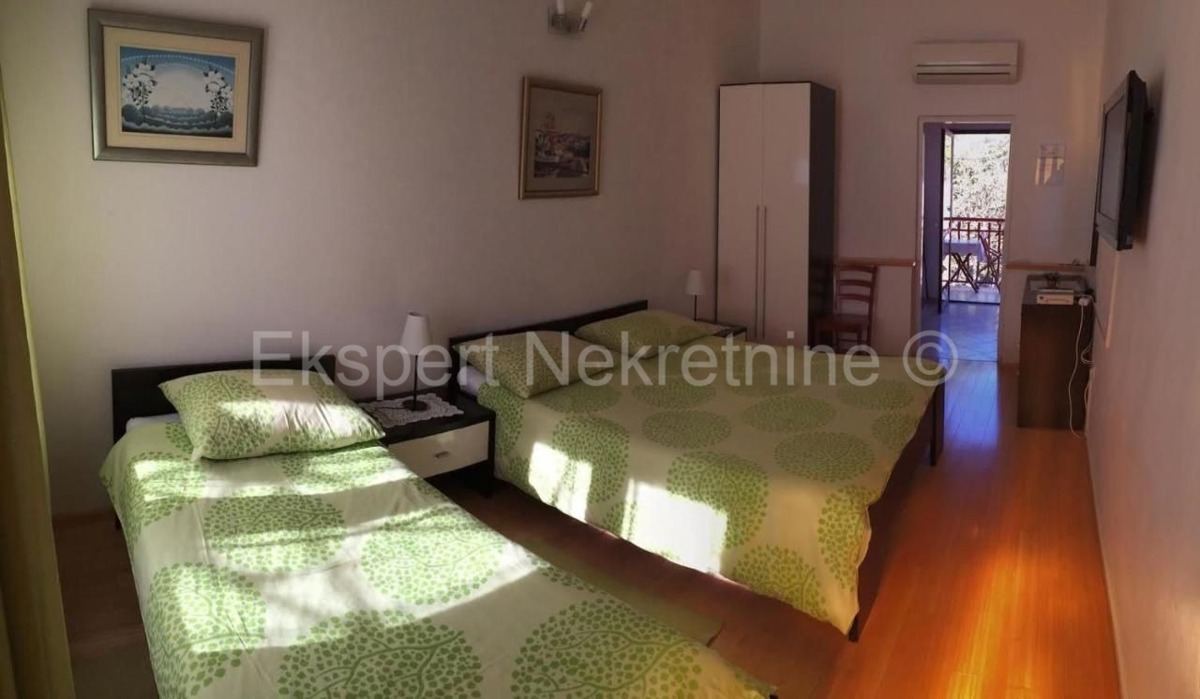 Trogir, Saldun, casa bifamiliare 430m2, garage, prima fila al mare, a 20 m dalla spiaggia