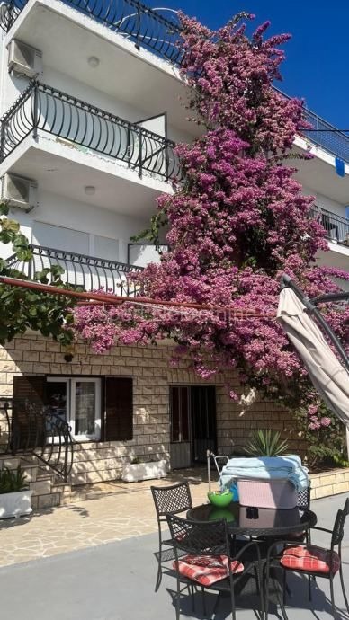 Trogir, Saldun, casa bifamiliare 430m2, garage, prima fila al mare, a 20 m dalla spiaggia