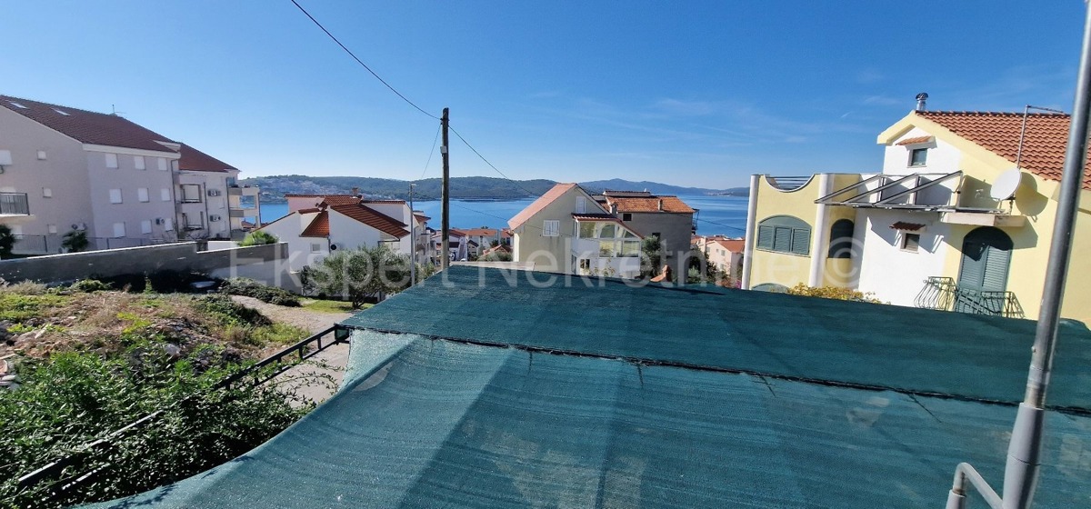 Čiovo, quartiere G. poviše plaže, casa indipendente 260m2, con 2 appartamenti,