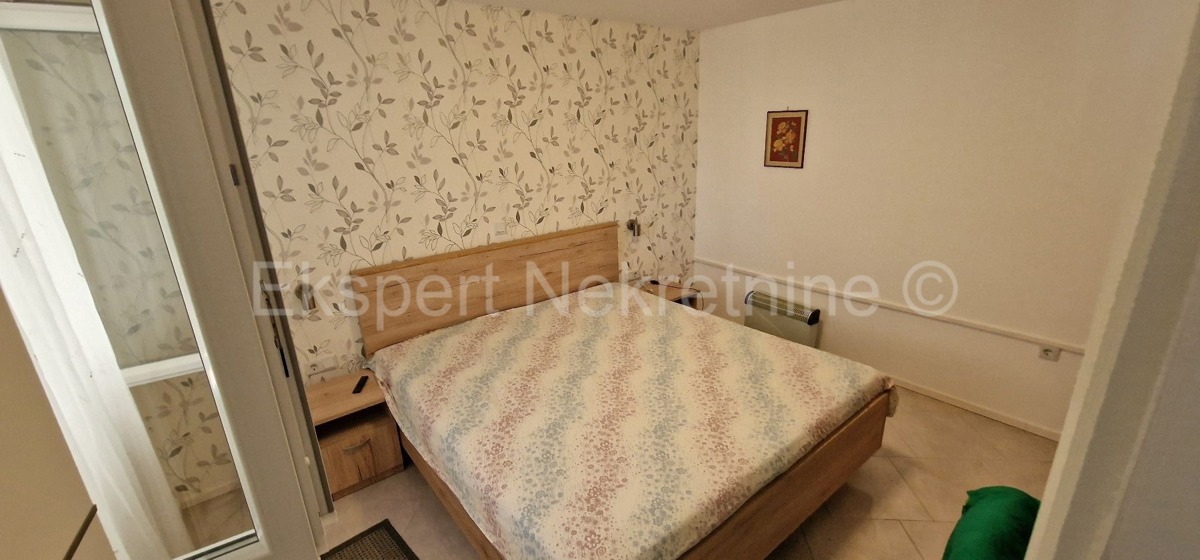 Čiovo, quartiere G. poviše plaže, casa indipendente 260m2, con 2 appartamenti,