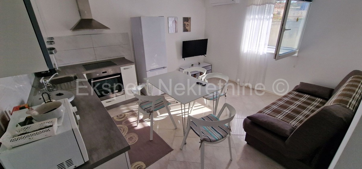 Čiovo, quartiere G. poviše plaže, casa indipendente 260m2, con 2 appartamenti,