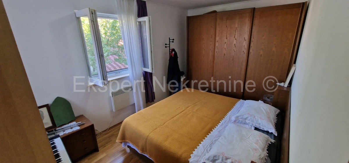 Čiovo, quartiere G. poviše plaže, casa indipendente 260m2, con 2 appartamenti,