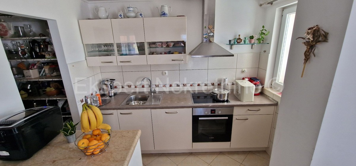 Čiovo, quartiere G. poviše plaže, casa indipendente 260m2, con 2 appartamenti,