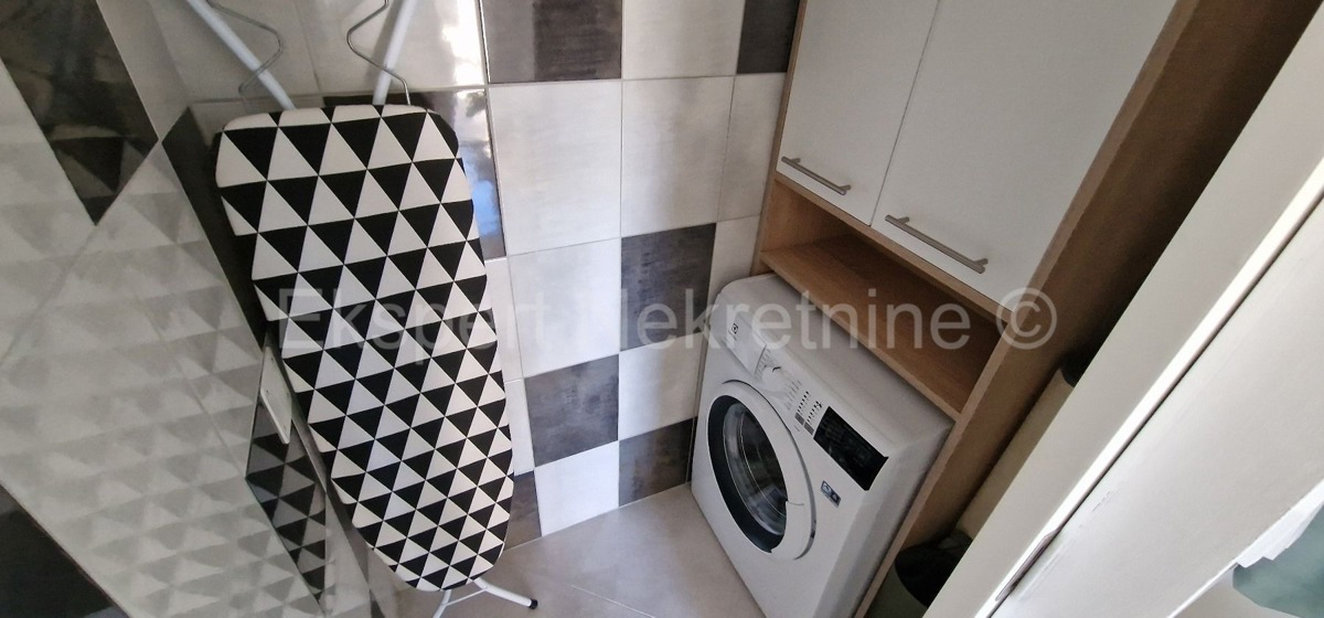 Čiovo, quartiere G. poviše plaže, casa indipendente 260m2, con 2 appartamenti,