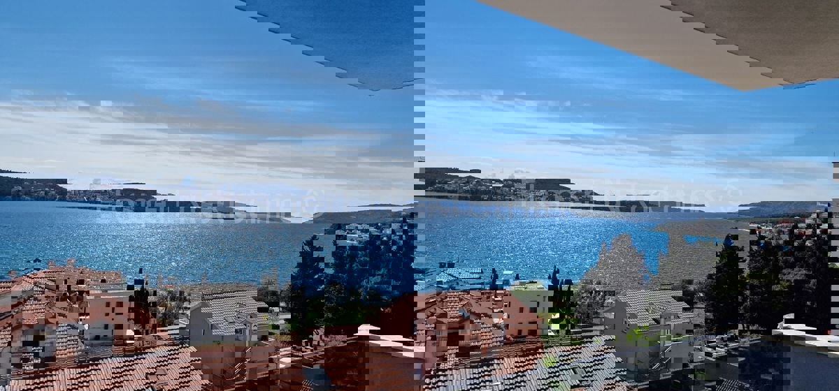 Seget D., penthouse 174 m2, new building, panoramic sea view, 2 garages
