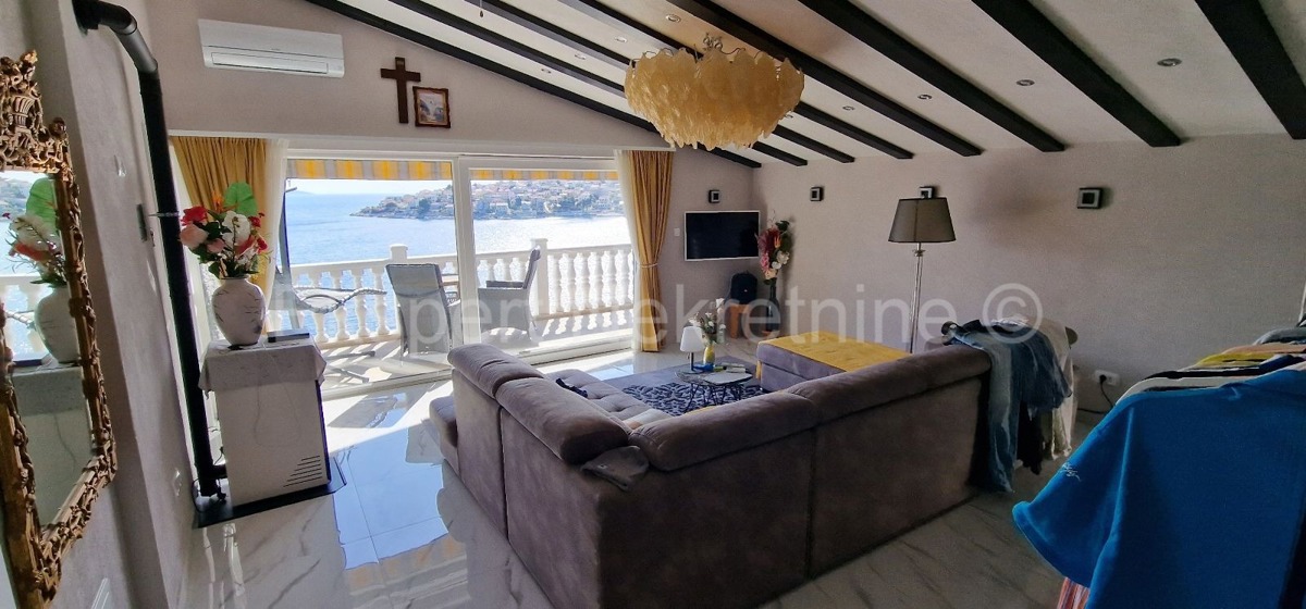 Ciovo, Okrug, apartment house 250 m2, second row from the sea, sea view