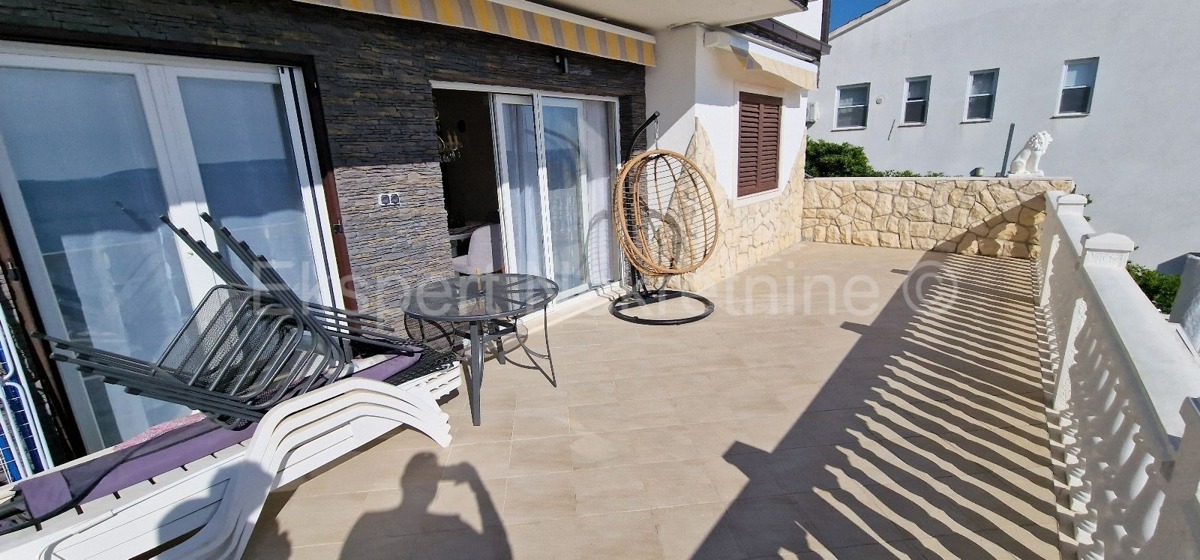 Ciovo, Okrug, apartment house 250 m2, second row from the sea, sea view