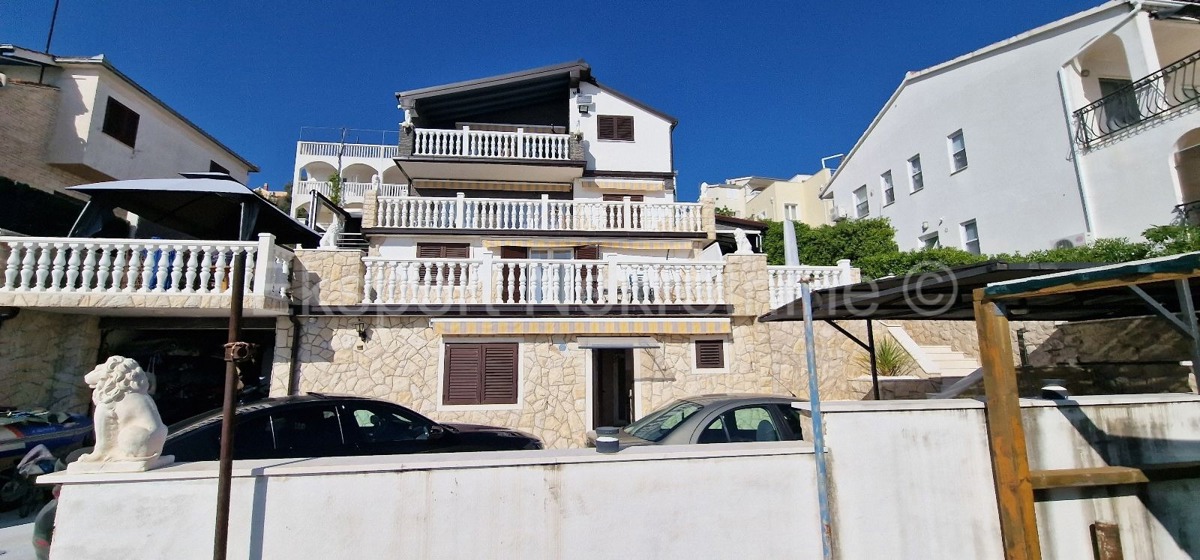 Ciovo, Okrug, apartment house 250 m2, second row from the sea, sea view