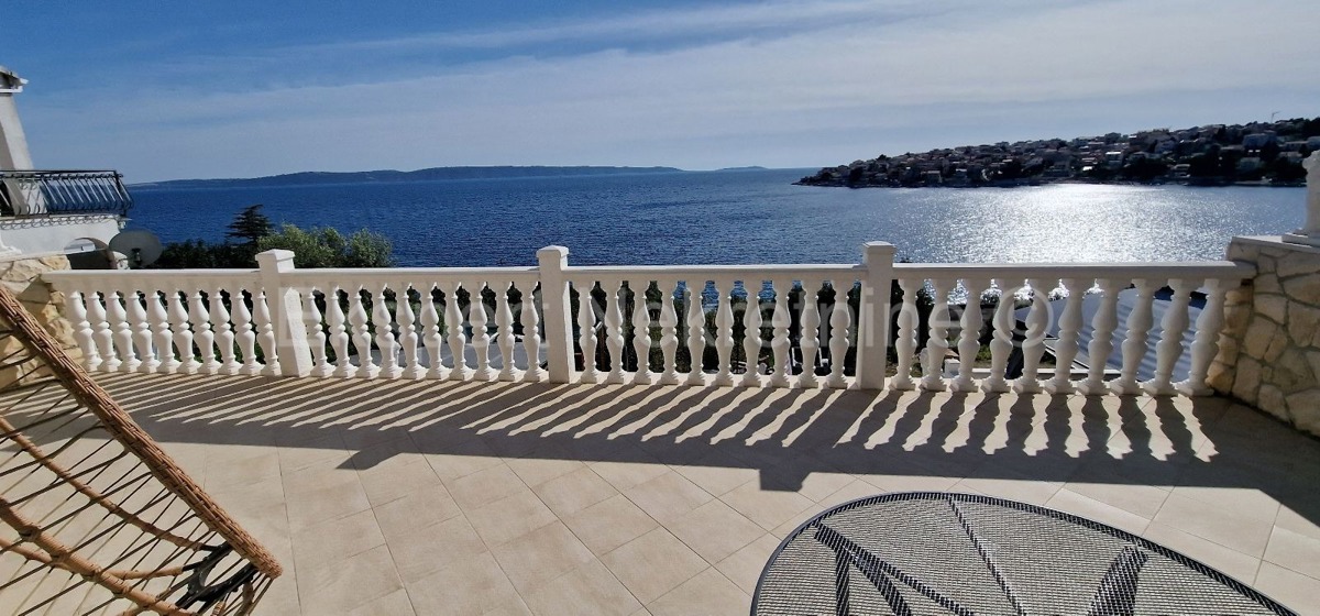 Ciovo, Okrug, apartment house 250 m2, second row from the sea, sea view