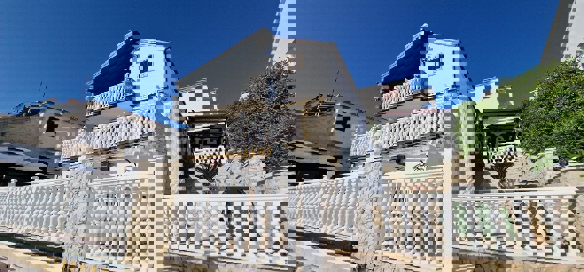 Ciovo, Okrug, apartment house 250 m2, second row from the sea, sea view