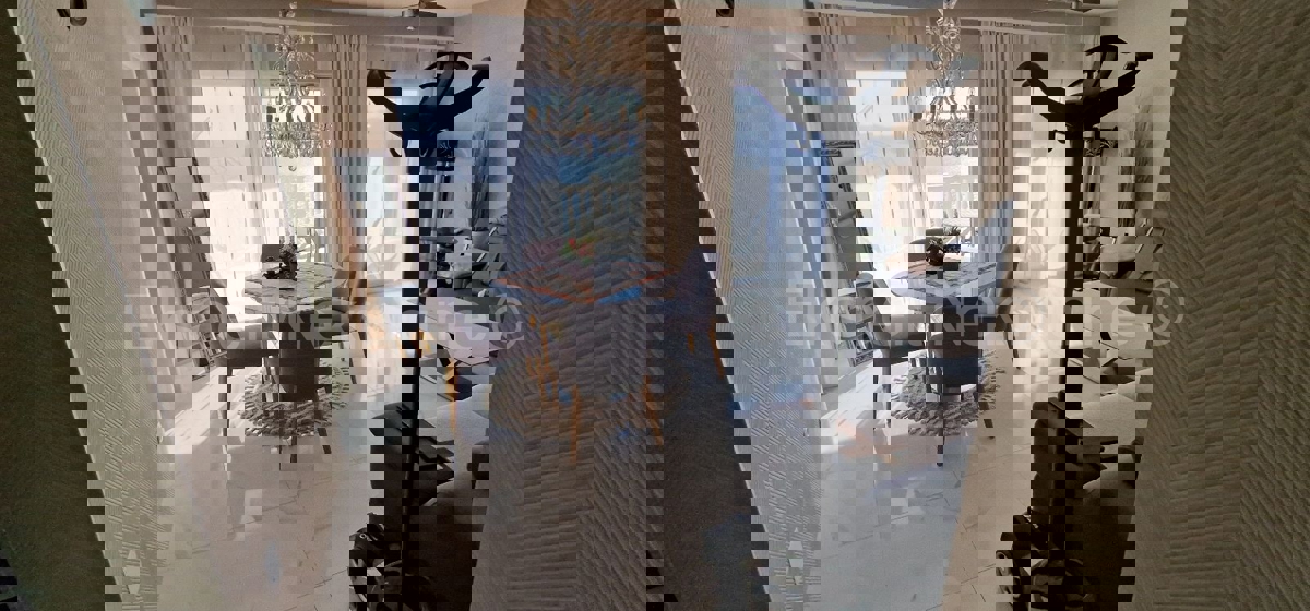 Ciovo, Okrug, apartment house 250 m2, second row from the sea, sea view