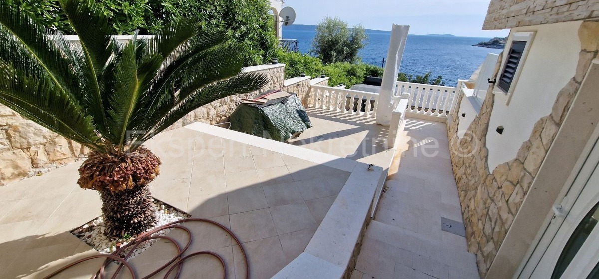 Ciovo, Okrug, apartment house 250 m2, second row from the sea, sea view