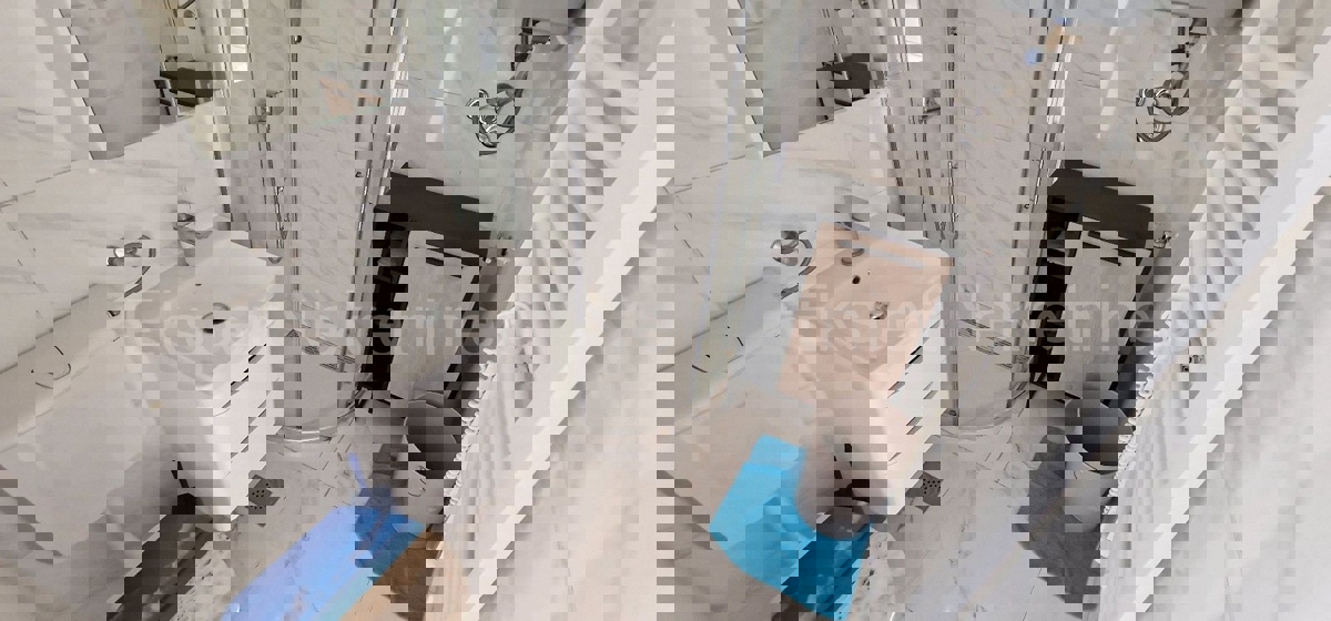 Ciovo, Okrug, apartment house 250 m2, second row from the sea, sea view