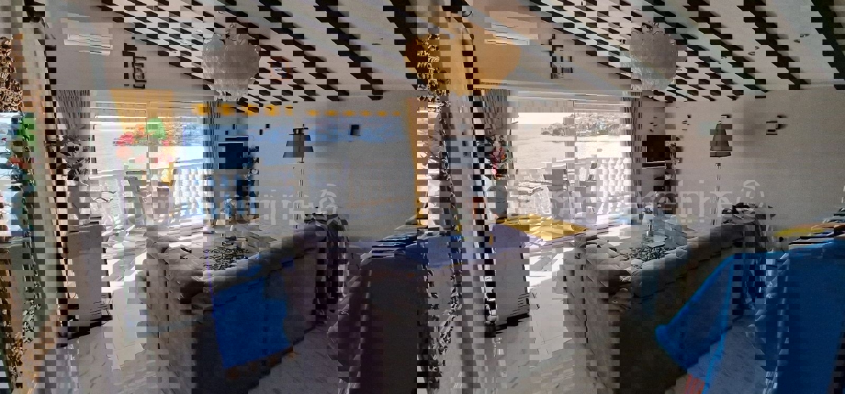 Ciovo, Okrug, apartment house 250 m2, second row from the sea, sea view