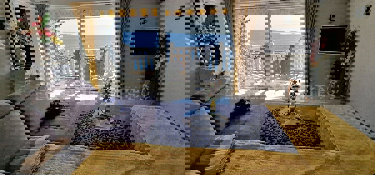 Ciovo, Okrug, apartment house 250 m2, second row from the sea, sea view