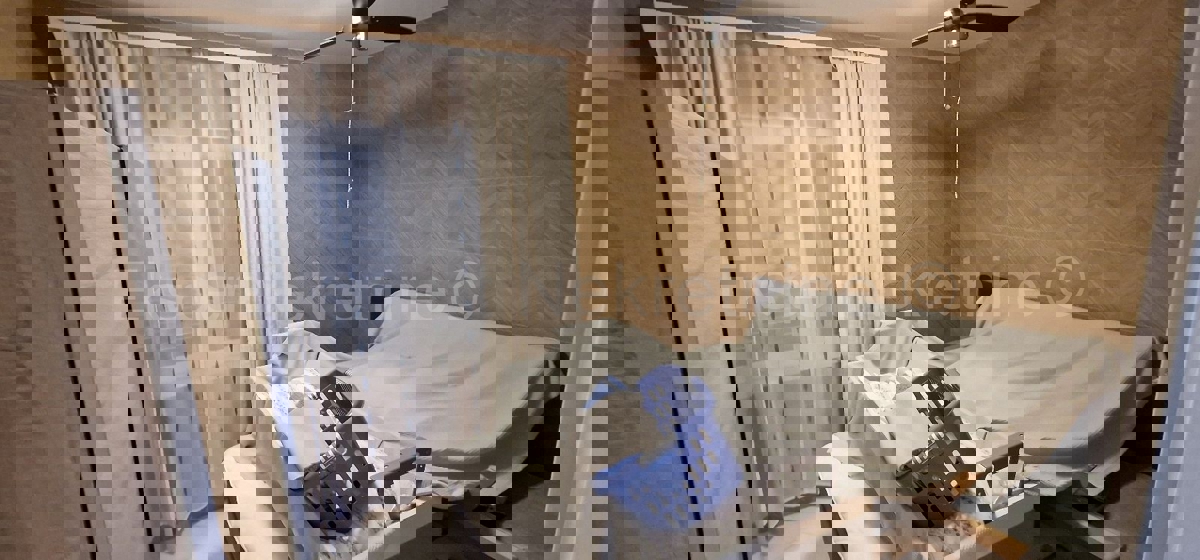 Ciovo, Okrug, apartment house 250 m2, second row from the sea, sea view