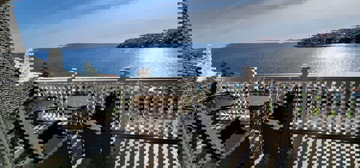 Ciovo, Okrug, apartment house 250 m2, second row from the sea, sea view