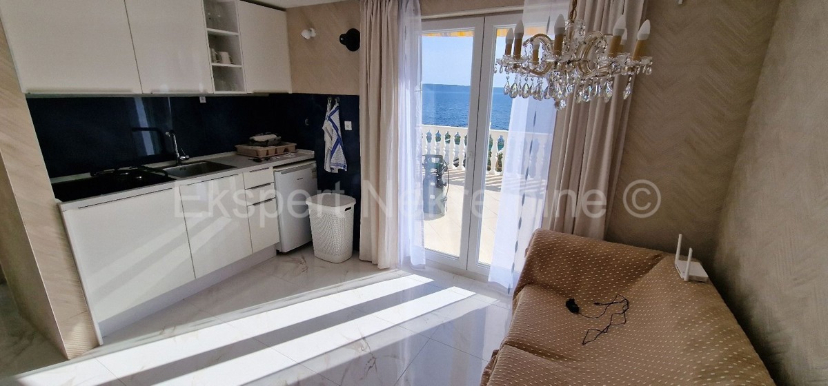 Ciovo, Okrug, apartment house 250 m2, second row from the sea, sea view