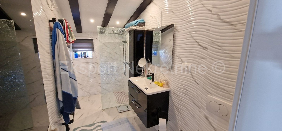 Ciovo, Okrug, apartment house 250 m2, second row from the sea, sea view