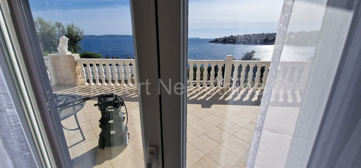 Ciovo, Okrug, apartment house 250 m2, second row from the sea, sea view