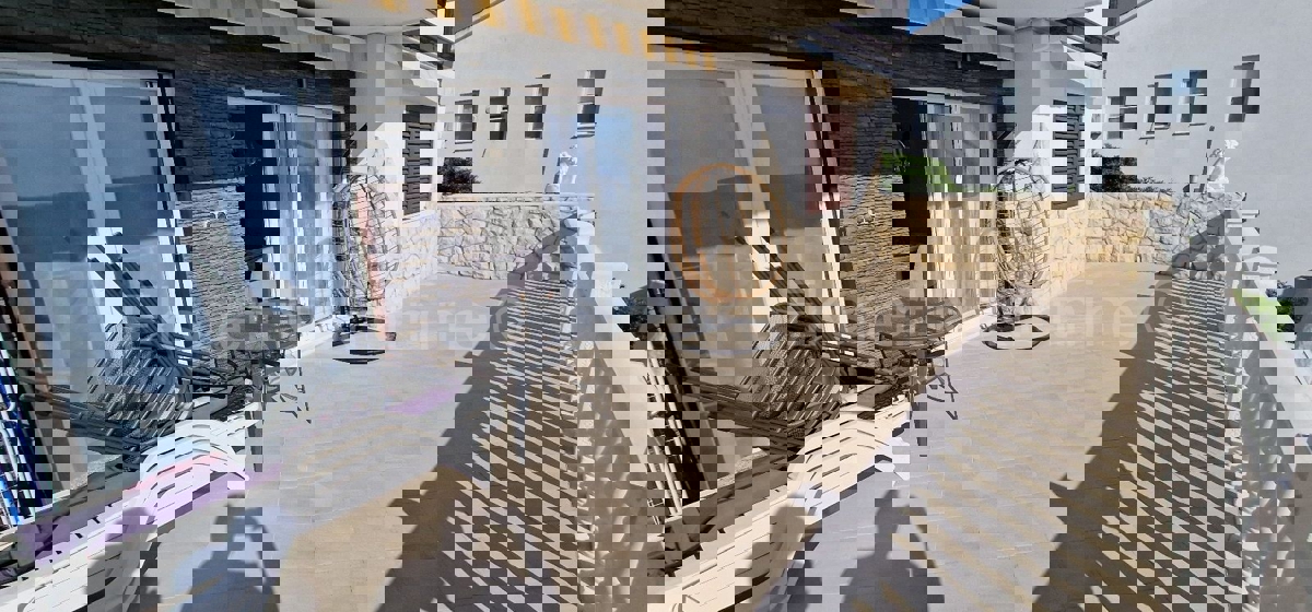 Ciovo, Okrug, apartment house 250 m2, second row from the sea, sea view