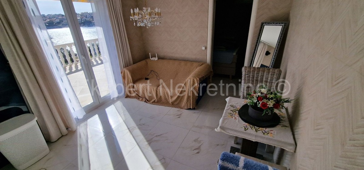 Ciovo, Okrug, apartment house 250 m2, second row from the sea, sea view