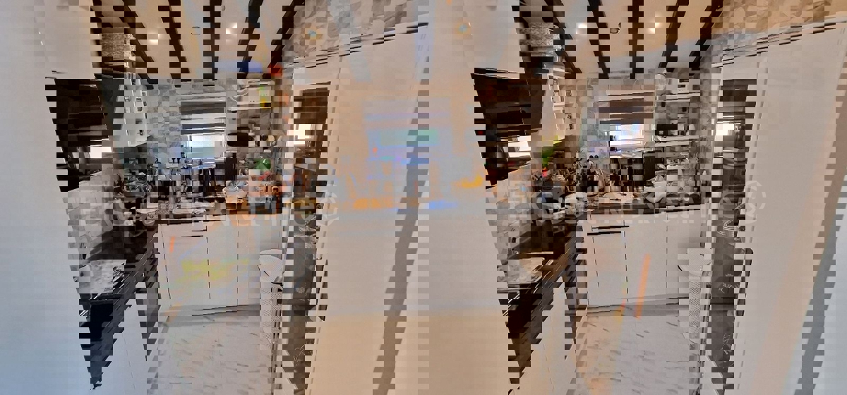 Ciovo, Okrug, apartment house 250 m2, second row from the sea, sea view