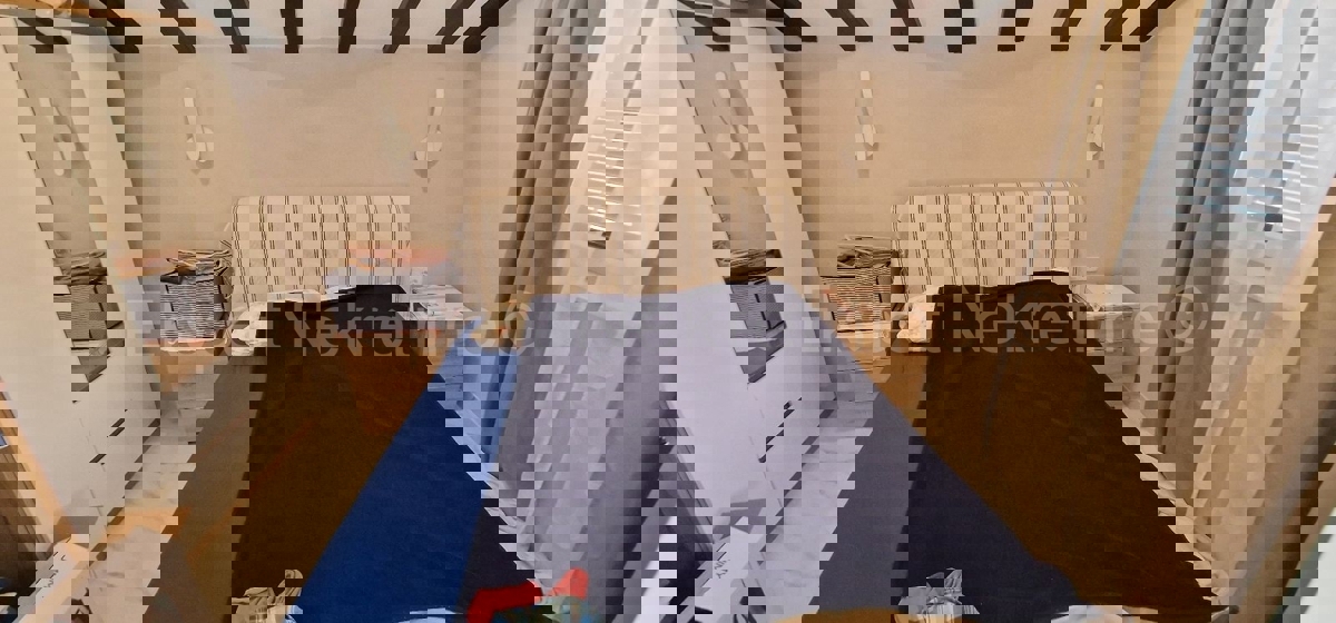 Ciovo, Okrug, apartment house 250 m2, second row from the sea, sea view