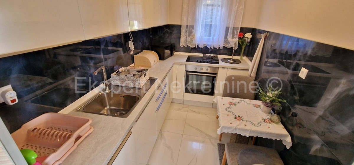 Ciovo, Okrug, apartment house 250 m2, second row from the sea, sea view