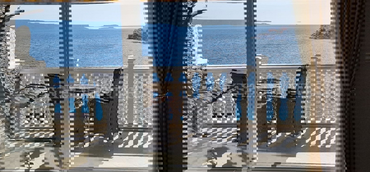 Ciovo, Okrug, apartment house 250 m2, second row from the sea, sea view