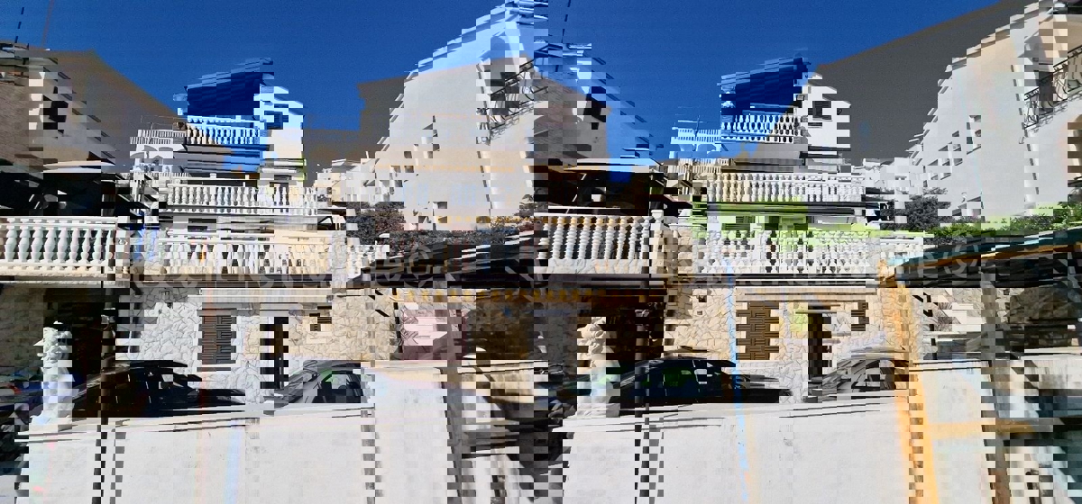 Ciovo, Okrug, apartment house 250 m2, second row from the sea, sea view