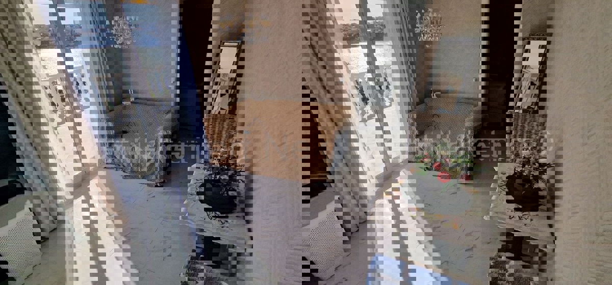 Ciovo, Okrug, apartment house 250 m2, second row from the sea, sea view