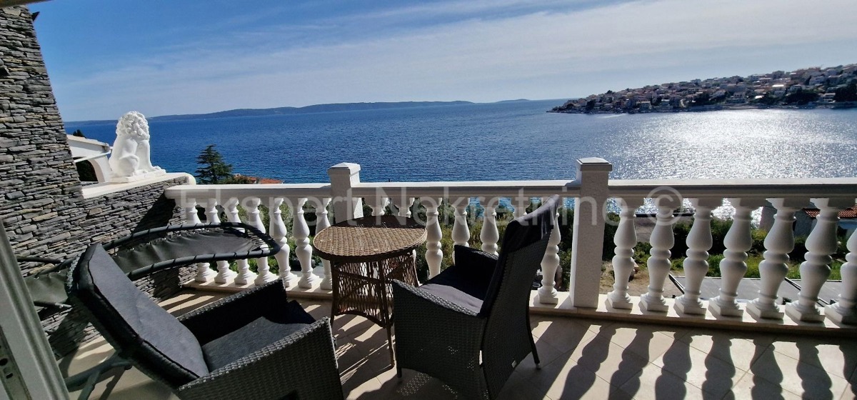 Ciovo, Okrug, apartment house 250 m2, second row from the sea, sea view