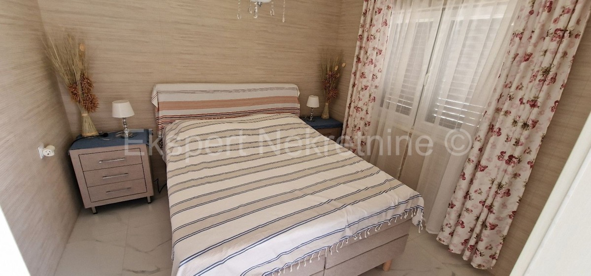 Ciovo, Okrug, apartment house 250 m2, second row from the sea, sea view