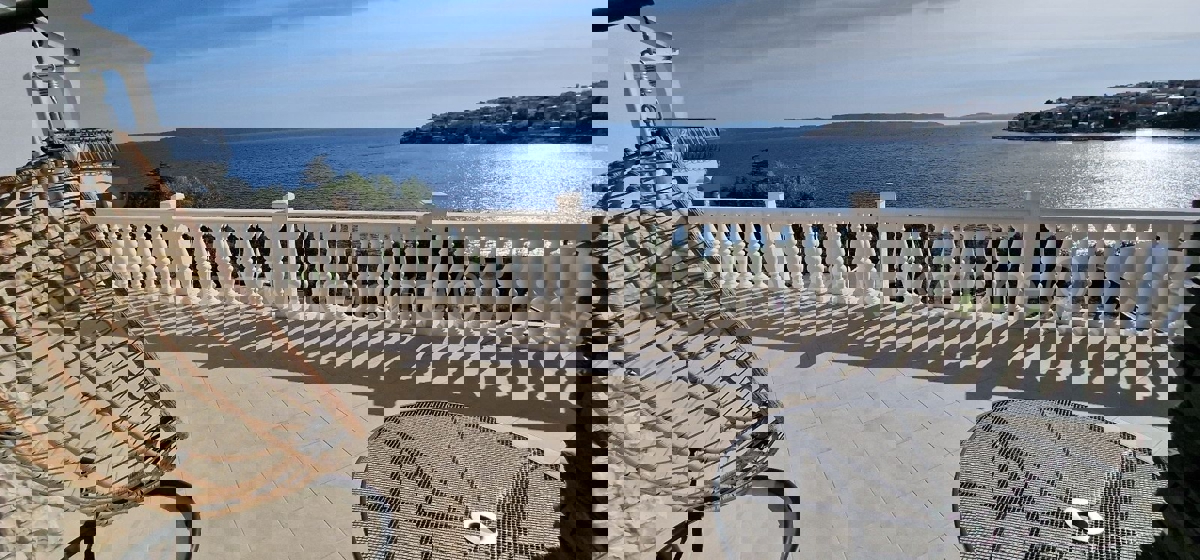 Ciovo, Okrug, apartment house 250 m2, second row from the sea, sea view