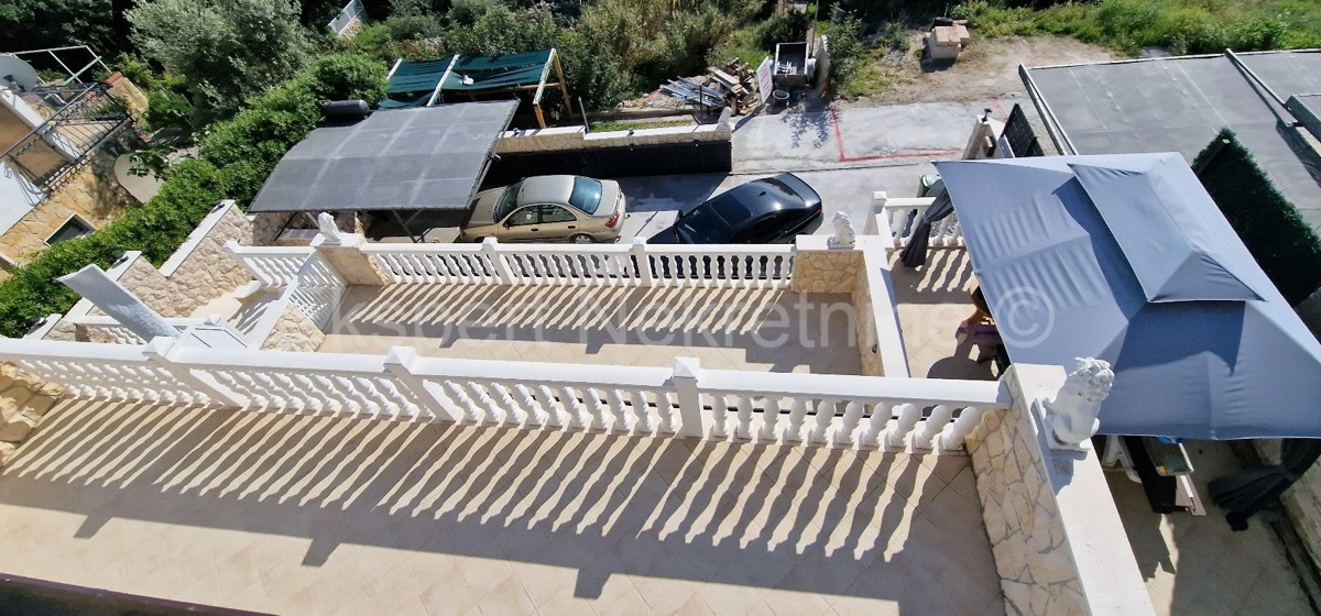 Ciovo, Okrug, apartment house 250 m2, second row from the sea, sea view