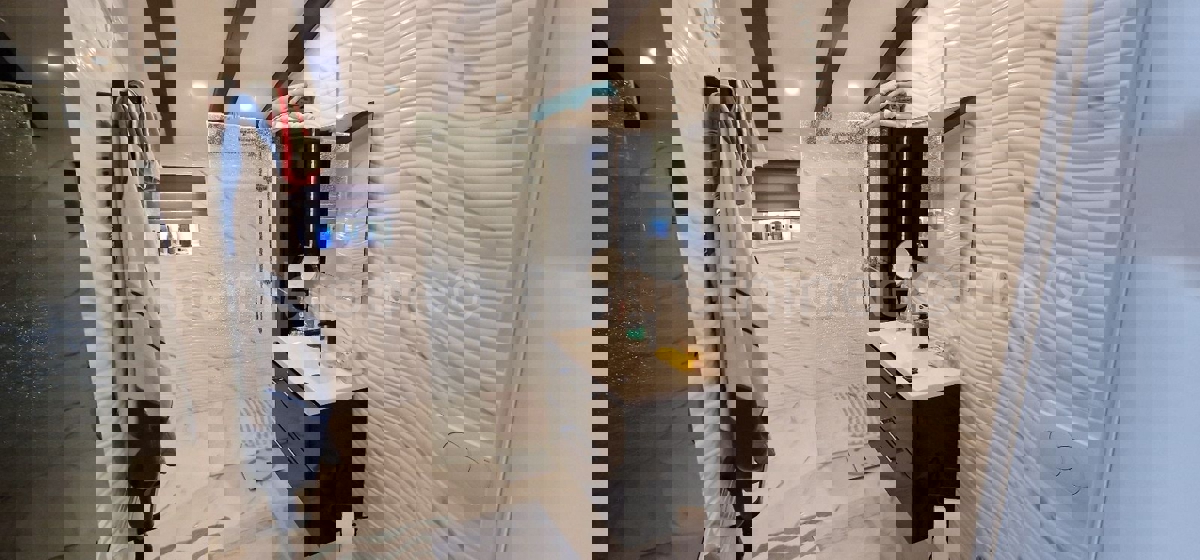 Ciovo, Okrug, apartment house 250 m2, second row from the sea, sea view