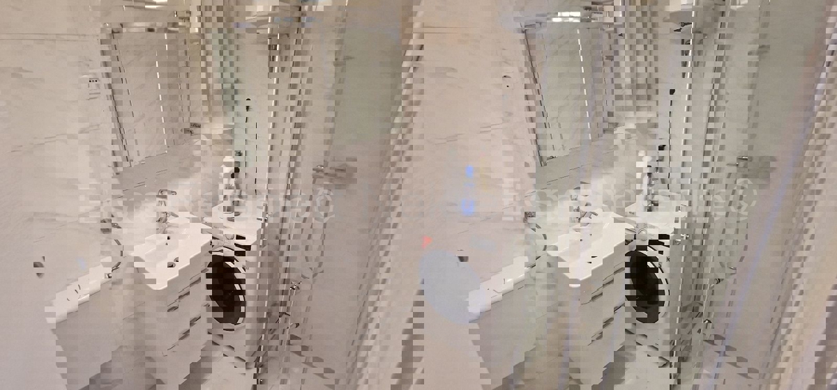 Ciovo, Okrug, apartment house 250 m2, second row from the sea, sea view