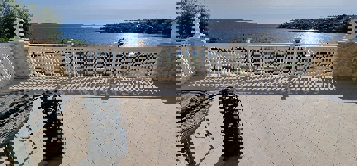 Ciovo, Okrug, apartment house 250 m2, second row from the sea, sea view