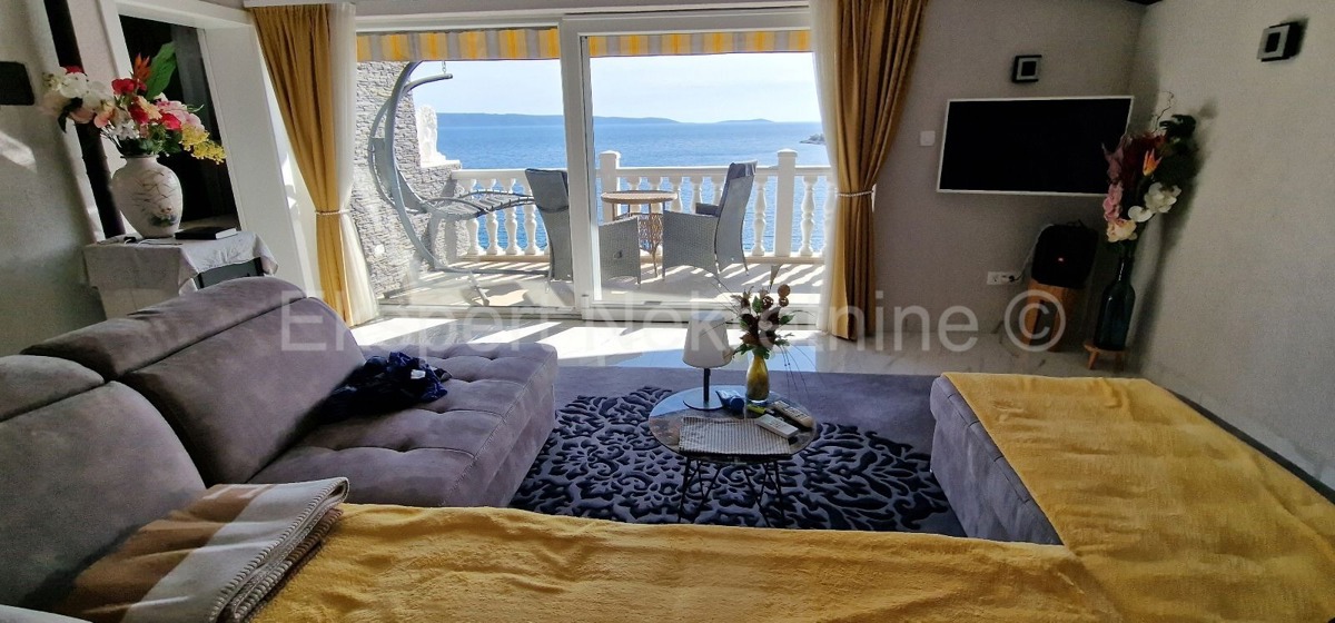 Ciovo, Okrug, apartment house 250 m2, second row from the sea, sea view