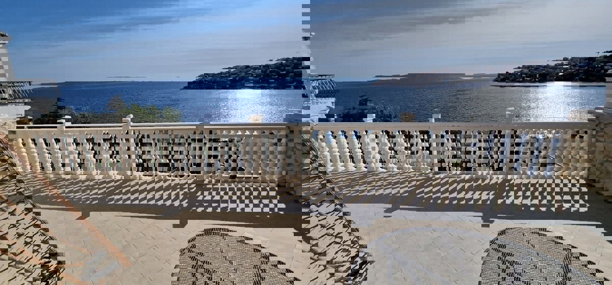 Ciovo, Okrug, apartment house 250 m2, second row from the sea, sea view