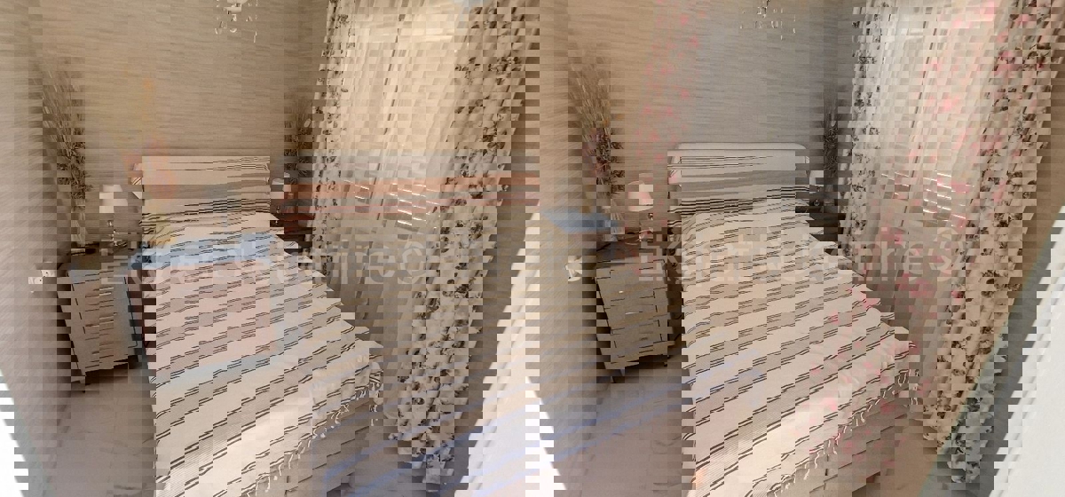 Ciovo, Okrug, apartment house 250 m2, second row from the sea, sea view