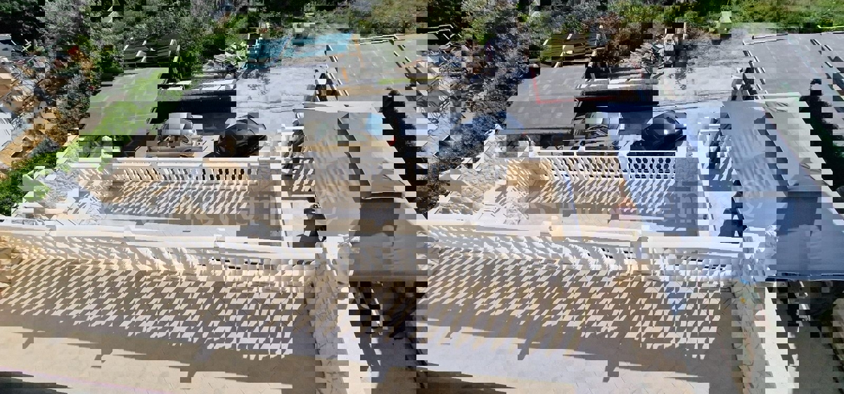 Ciovo, Okrug, apartment house 250 m2, second row from the sea, sea view