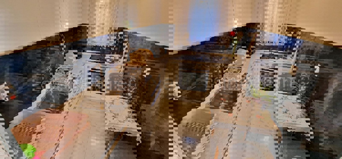 Ciovo, Okrug, apartment house 250 m2, second row from the sea, sea view