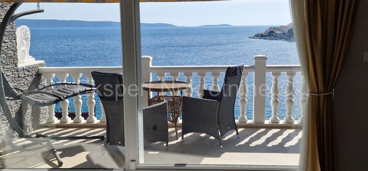 Ciovo, Okrug, apartment house 250 m2, second row from the sea, sea view