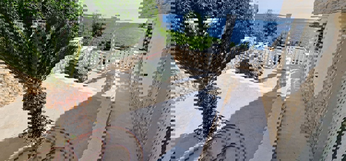 Ciovo, Okrug, apartment house 250 m2, second row from the sea, sea view