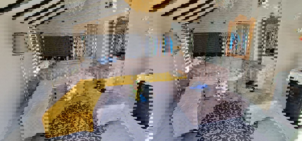 Ciovo, Okrug, apartment house 250 m2, second row from the sea, sea view