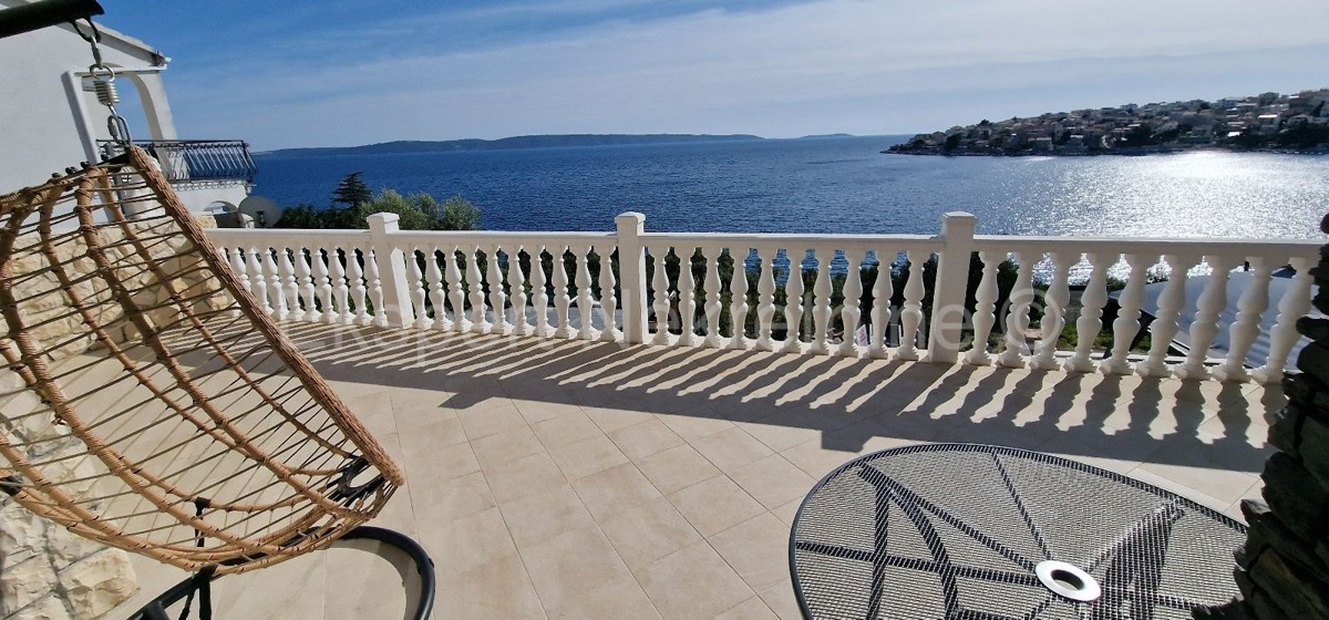 Ciovo, Okrug, apartment house 250 m2, second row from the sea, sea view