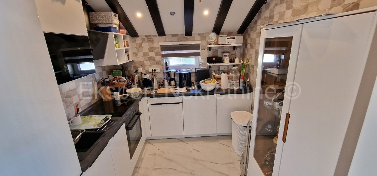 Ciovo, Okrug, apartment house 250 m2, second row from the sea, sea view