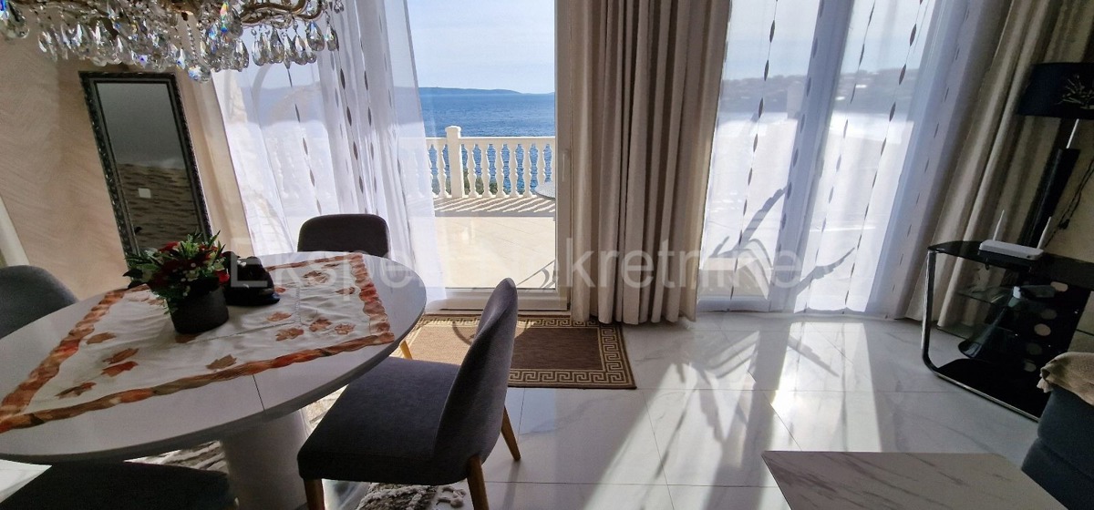 Ciovo, Okrug, apartment house 250 m2, second row from the sea, sea view